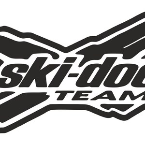 Puede incluir: Logotipo en blanco y negro del equipo Ski-Doo. El logotipo presenta las palabras "ski-doo TEAM" en una fuente estilizada, sobre un fondo gr&aacute;fico en blanco y negro. El dise&ntilde;o tiene una apariencia audaz y din&aacute;mica, que sugiere velocidad y aventura.
