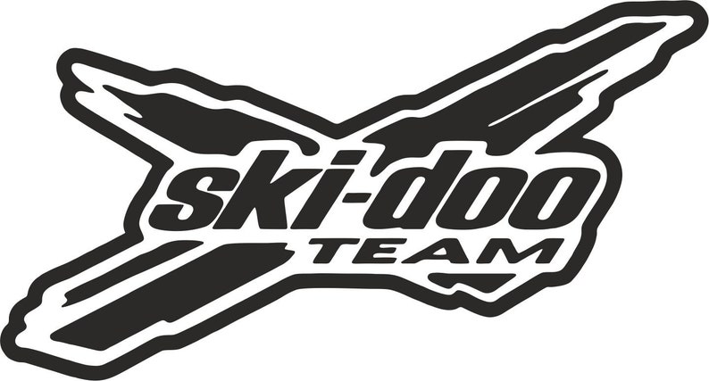 Puede incluir: Logotipo en blanco y negro del equipo Ski-Doo. El logotipo presenta las palabras "ski-doo TEAM" en una fuente estilizada, sobre un fondo gr&aacute;fico en blanco y negro. El dise&ntilde;o tiene una apariencia audaz y din&aacute;mica, que sugiere velocidad y aventura.