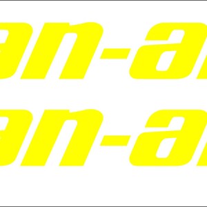Puede incluir: Dos conjuntos de texto amarillo "Can-Am" sobre un fondo blanco. El texto est&aacute; en negrita, sin serifas, ligeramente inclinado hacia la derecha. Las letras est&aacute;n espaciadas uniformemente y son claramente legibles, creando un dise&ntilde;o llamativo.