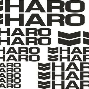 Puede incluir: Un conjunto de calcomanías HARO negras en varios tamaños y diseños. Las calcomanías incluyen la marca denominativa HARO en una fuente sans-serif en negrita, junto con elementos gráficos en forma de chevrón. Las calcomanías están diseñadas para su aplicación en bicicletas o equipos similares.