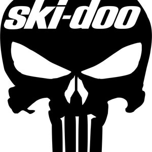 Puede incluir: Gr&aacute;fico en blanco y negro de una calavera con el texto blanco "ski-doo". El dise&ntilde;o de la calavera tiene cuencas oculares grandes y l&iacute;neas verticales que representan los dientes. La imagen es un dise&ntilde;o audaz y de alto contraste.