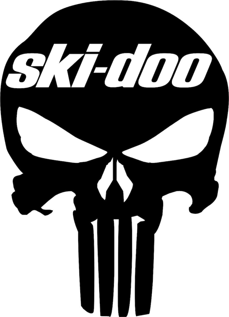 Puede incluir: Gr&aacute;fico en blanco y negro de una calavera con el texto blanco "ski-doo". El dise&ntilde;o de la calavera tiene cuencas oculares grandes y l&iacute;neas verticales que representan los dientes. La imagen es un dise&ntilde;o audaz y de alto contraste.