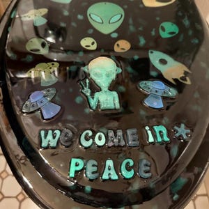 Asiento de inodoro extraterrestre que brilla en la oscuridad: diseño de nave espacial de resina