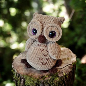 Brinquedo de coruja de pelúcia feito à mão Ollie - Coruja de veludo de crochê macio com olhos grandes - Presente aconchegante para crianças, chás de bebê e colecionadores