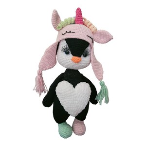 Handgefertigtes gehäkeltes Pinguin Spielzeug mit Einhorn-Hut, niedliches schwarz-weißes Plüsch-Geschenk für Kinder und Sammler Percy der Einhorn-Pinguin