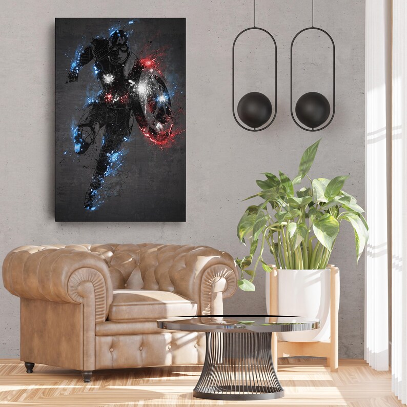 K&ouml;nnte beinhalten: Leinwanddruck mit einer dynamischen Illustration von Captain America in Laufpose. Das Kunstwerk verwendet eine dunkle Farbpalette mit blauen und roten Akzenten und einem strukturierten Hintergrund. Der Superheld h&auml;lt seinen ikonischen Schild.