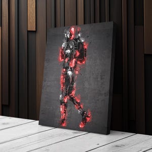 K&ouml;nnte beinhalten: Leinwanddruck mit einer stilisierten Illustration einer Figur in einem futuristischen Anzug, mit roten und wei&szlig;en Akzenten vor einem dunkelgrauen Hintergrund. Das Kunstwerk hat eine dynamische Pose.