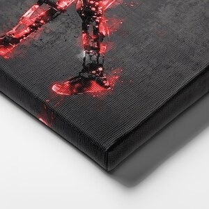 K&ouml;nnte beinhalten: Leinwanddruck mit einer digital erstellten Figur in Bewegung. Die Figur ist in Rot und Schwarz vor grauem Hintergrund dargestellt, mit einer strukturierten Leinwandoberfl&auml;che. Das Kunstwerk hat einen modernen, abstrakten Stil.