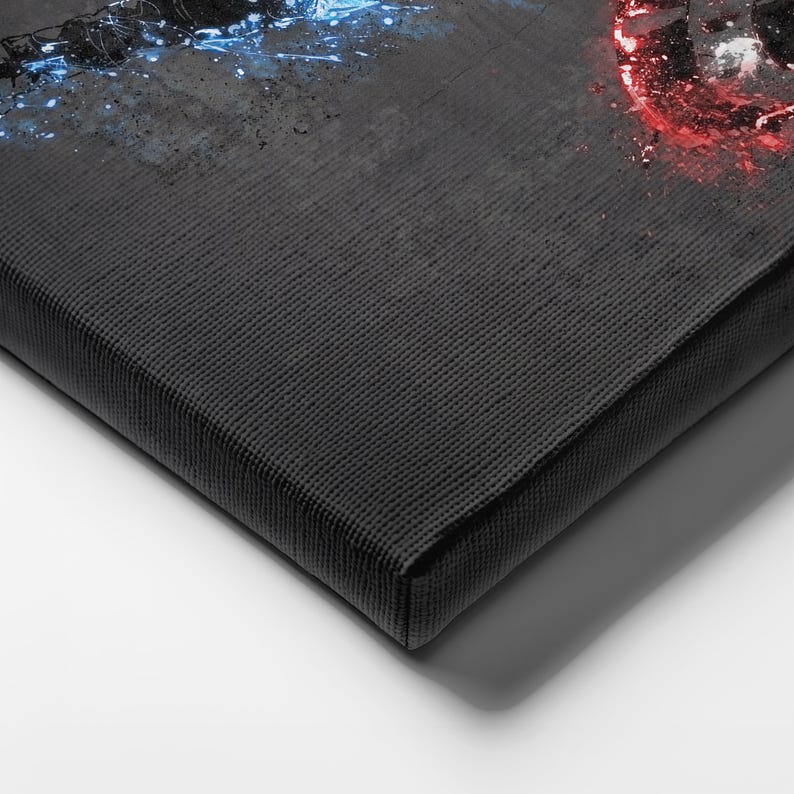 K&ouml;nnte beinhalten: Abstrakter Kunstdruck auf Leinwand mit einem dunkelgrauen Hintergrund und blauen und roten Farbspritzern. Das Kunstwerk hat ein strukturiertes Aussehen, wobei die Leinwand um einen Holzrahmen gespannt ist. Die Farbpalette umfasst Grau-, Blau- und Rott&ouml;ne.