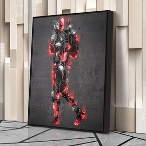 K&ouml;nnte beinhalten: Gerahmtes Kunstwerk mit einer stilisierten Illustration einer Figur in einem schwarz-roten Anzug vor einem strukturierten grauen Hintergrund. Das Kunstwerk befindet sich in einem schwarzen Rahmen und wird an einer Wand ausgestellt.