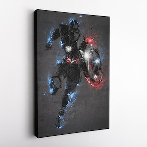 K&ouml;nnte beinhalten: Leinwanddruck mit einer dynamischen Illustration von Captain America in einer Laufpose. Das Kunstwerk verwendet eine dunkle Farbpalette mit blauen und roten Akzenten und einem Schild. Das Bild hat einen strukturierten Hintergrund im Grunge-Stil.