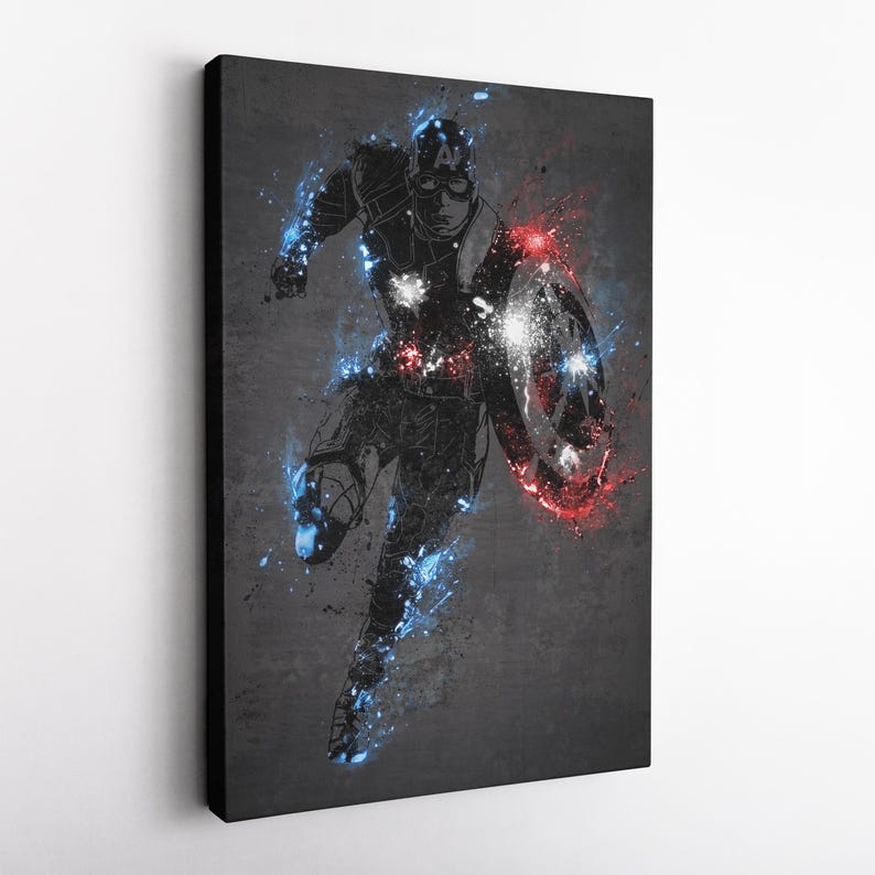 K&ouml;nnte beinhalten: Leinwanddruck mit einer dynamischen Illustration von Captain America in einer Laufpose. Das Kunstwerk verwendet eine dunkle Farbpalette mit blauen und roten Akzenten und einem Schild. Das Bild hat einen strukturierten Hintergrund im Grunge-Stil.