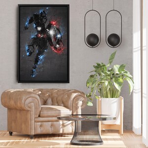 K&ouml;nnte beinhalten: Gerahmtes Kunstwerk mit einer dynamischen Silhouette von Captain America in Aktion. Das Bild verwendet eine dunkle Farbpalette mit blauen und roten Akzenten, die einen auff&auml;lligen visuellen Effekt erzeugt. Das Kunstwerk ist in einem schwarzen Rahmen ausgestellt.