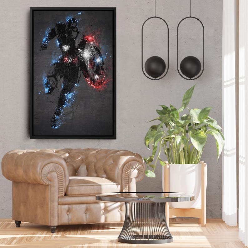 K&ouml;nnte beinhalten: Gerahmtes Kunstwerk mit einer dynamischen Silhouette von Captain America in Aktion. Das Bild verwendet eine dunkle Farbpalette mit blauen und roten Akzenten, die einen auff&auml;lligen visuellen Effekt erzeugt. Das Kunstwerk ist in einem schwarzen Rahmen ausgestellt.