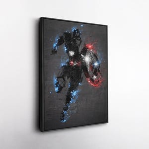 K&ouml;nnte beinhalten: Gerahmtes Kunstwerk mit einer dynamischen Illustration von Captain America in einer Laufpose. Das Kunstwerk verwendet eine dunkle Farbpalette mit blauen und roten Akzenten, die einen auff&auml;lligen visuellen Effekt erzeugt. Der Schild ist prominent dargestellt, was das Superhelden-Thema unterstreicht.