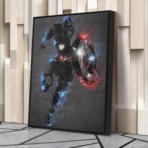K&ouml;nnte beinhalten: Gerahmtes Kunstwerk mit einer stilisierten Illustration von Captain America in Aktion. Das Bild verwendet eine dunkle Farbpalette mit blauen und roten Akzenten, um die Figur und ihren Schild hervorzuheben. Das Kunstwerk ist vor einem grauen Hintergrund.