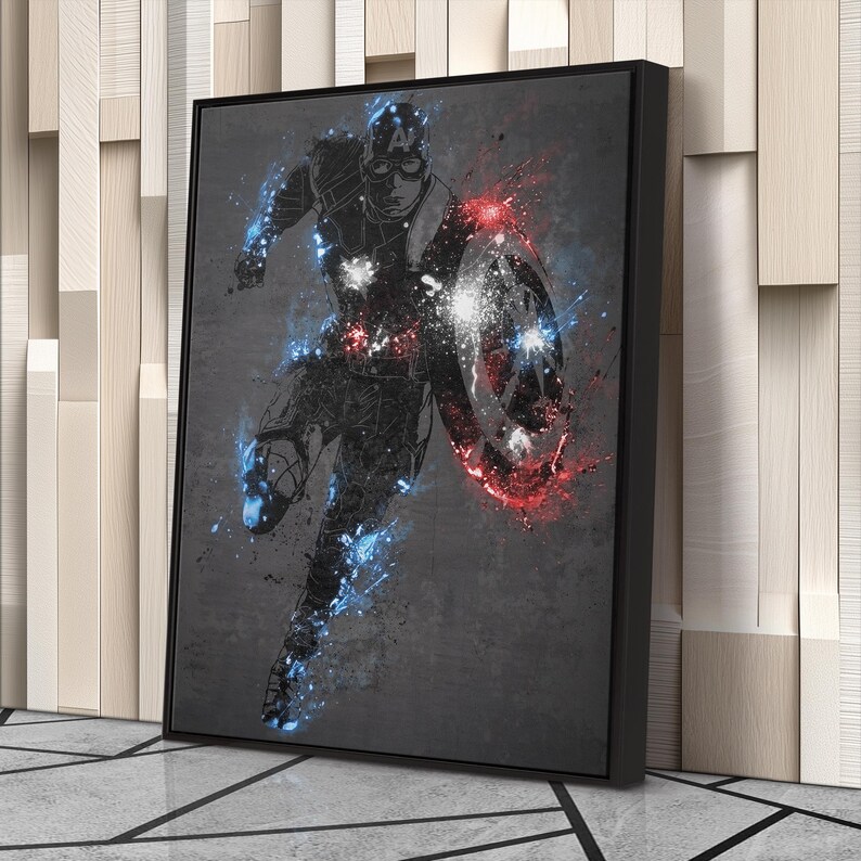 K&ouml;nnte beinhalten: Gerahmtes Kunstwerk mit einer stilisierten Illustration von Captain America in Aktion. Das Bild verwendet eine dunkle Farbpalette mit blauen und roten Akzenten, um die Figur und ihren Schild hervorzuheben. Das Kunstwerk ist vor einem grauen Hintergrund.