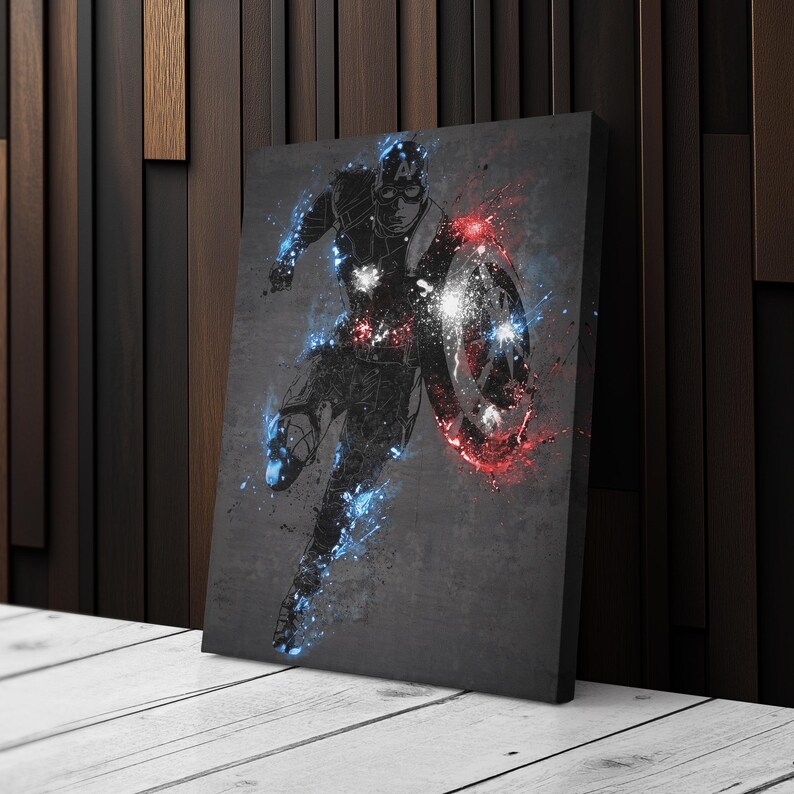K&ouml;nnte beinhalten: Leinwanddruck mit einer stilisierten Illustration von Captain America in einer Laufpose. Das Kunstwerk verwendet eine dunkle Farbpalette mit roten und blauen Farbspritzern und einem Schild.