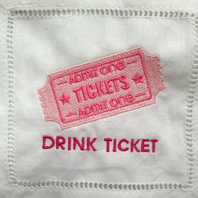 Puede incluir: Ticket de bebida de lino blanco con un dise&ntilde;o de ticket bordado en rosa que dice "TICKETS" y "Admit One". Las palabras "DRINK TICKET" est&aacute;n bordadas en rosa debajo.