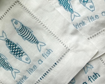 Servilletas de cóctel de lino bordadas / Diseño de pez "Bebe como un pez", decoración para carrito de bar costero
