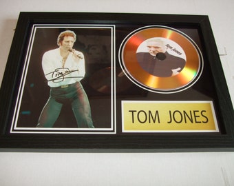 Tom Jones firmado y enmarcado