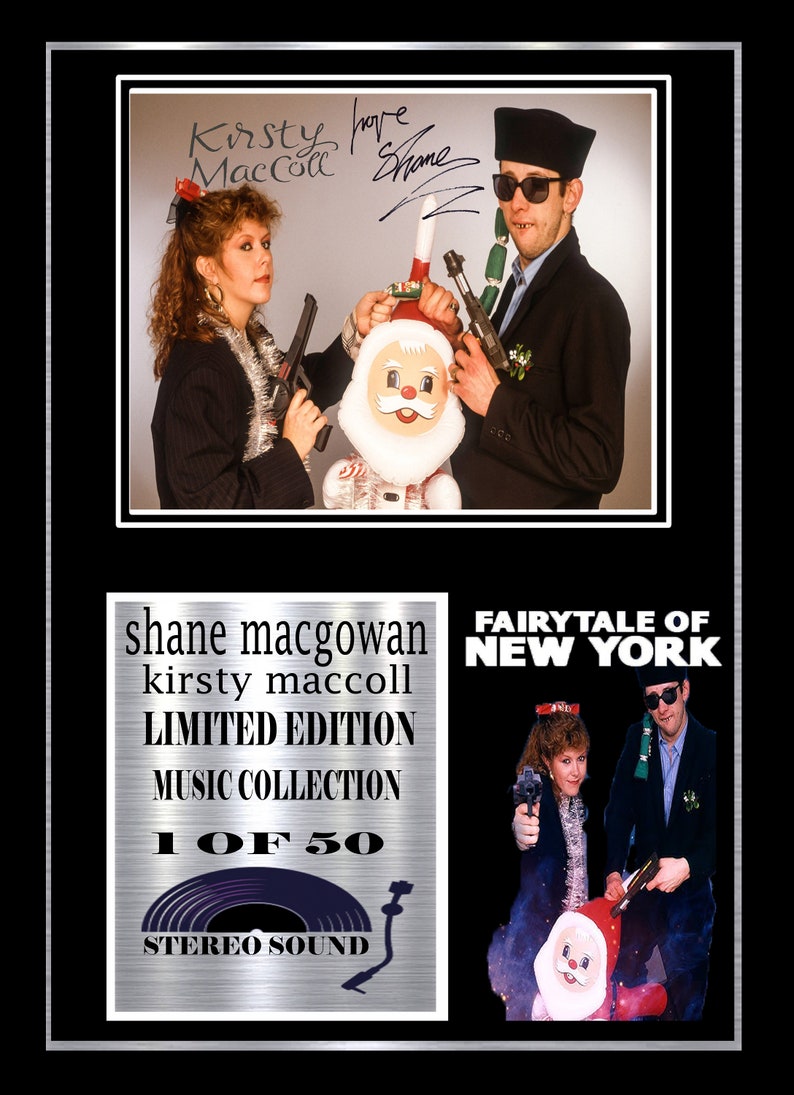 Puede incluir: Una colecci&oacute;n de m&uacute;sica de edici&oacute;n limitada con Shane MacGowan y Kirsty MacColl. La portada del &aacute;lbum presenta una foto en blanco y negro de los dos m&uacute;sicos sosteniendo pistolas de juguete y un mu&ntilde;eco de Pap&aacute; Noel. El texto "Fairytale of New York" est&aacute; impreso en blanco sobre un fondo negro.