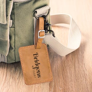 Gepersonaliseerde leren bagagelabel, riempin, cadeau voor haar/hem, bevestigingslabel, aangepaste reisaccessoires | Laserbagagelabel Bridgens