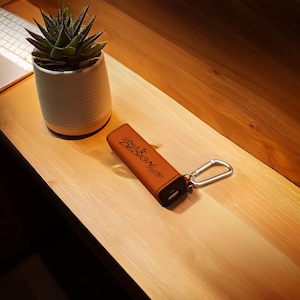 Llavero de batería externa, cargador portátil, cargador de teléfono personalizado, cable USB con texto o logotipo, regalos para él / Batería externa de cuero BridgensLaser