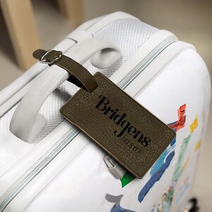 Gepersonaliseerde donkerbruine leren bagagelabel, riempin, cadeau voor haar/hem, bevestigingslabel, reisaccessoires | Laserbagagelabel Bridgens