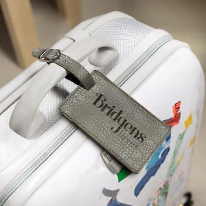 Aangepast grijs lederen bagagelabel, riempin, cadeau voor haar/hem, bevestigingslabel, huwelijkscadeau, vakantiecadeaus | Laserbagagelabel Bridgens