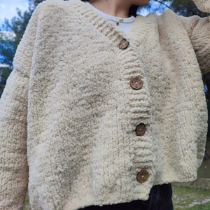 Moonvee Plush Cardigan Handmade Knitwear Plush Knitwear Beige Cardigan White knitwear White Cardigan zdjęcie 3