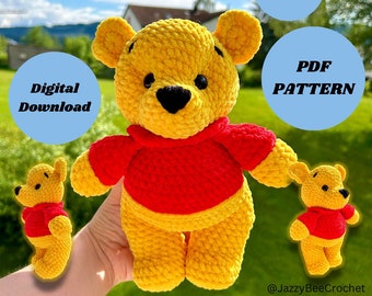 Op de afbeelding: Haakpatroon voor een Winnie de Poeh geïnspireerd knuffeldier. Het patroon is een digitale download en bevat instructies voor een low-sew versie. Het patroon is beschikbaar in PDF-formaat. De afbeelding toont een gele gehaakte beer met een rood shirt, en twee kleinere versies van de beer.