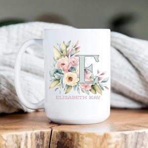 Taza con monograma floral personalizado - Letra elegante personalizada con diseño de flores en colores pastel - Taza de café con asa negra - Regalo único para ella