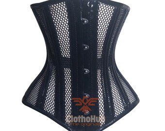 Può includere: Corsetto nero con un'overlay in rete e una fila di bottoni argentati sul davanti. Il corsetto ha una struttura a stecche e un fondo a punta.
