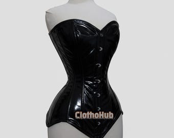 Può includere: Un corsetto nero senza spalline con una finitura lucida simile alla vernice. Il corsetto ha una scollatura a cuore, una vita aderente e una serie di piccoli ganci sul davanti. Il testo "ClothoHub" è visibile sulla parte inferiore anteriore del corsetto.