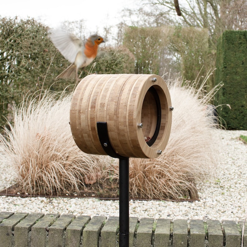 Prenez une bouchée sur un poteau mangeoire à oiseaux image 1