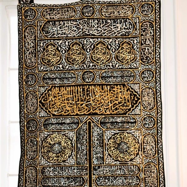 Tapisserie murale inspirée de la réplique du rideau noir de la porte de la Kaaba. Brodée  des perles et du fil métallique doré et argenté