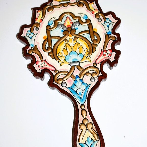 Décoration murale ovale artisanale, agrémentée d'arabesques, conçue sur un plateau de bois