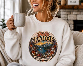 Uniseks Heavy Blend™-sweater met ronde hals. Gezellig op Lake Tahoe geïnspireerd met kleurrijke wilde bloemen, uitzicht op de bergen en warme Californische sferen.