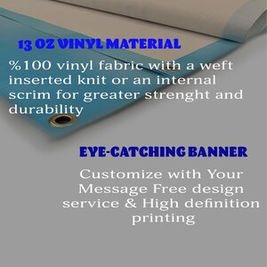 Op de afbeelding: Een blauwe banner met de tekst "13 OZ VINYL MATERIAL" en "EYE-CATCHING BANNER". De banner is gemaakt van 100% vinylstof met een ingeweven breiwerk of een interne scrim voor meer sterkte en duurzaamheid. De banner kan worden aangepast met een bericht en een gratis ontwerpdienst en hoge resolutie afdrukken.