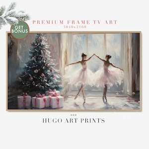 Puede incluir: Dos bailarinas con tut&uacute;s blancos bailan frente a un &aacute;rbol de Navidad decorado con adornos rosados y lazos rojos. Las bailarinas est&aacute;n en una habitaci&oacute;n con una ventana grande y un suelo blanco. La imagen es una pintura.