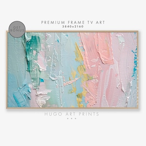 Peut inclure: Peinture abstraite avec des coups de pinceau dans des tons de bleu, vert, rose et or. La peinture a une surface texturée et est encadrée dans un cadre en bois clair. "HUGO ART PRINTS" est écrit en bas de l'image.