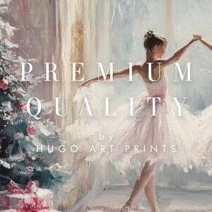 Puede incluir: Una bailarina en un tut&uacute; blanco con detalles rosas baila frente a un &aacute;rbol de Navidad. El texto "PREMIUM QUALITY by HUGO ART PRINTS" est&aacute; superpuesto a la imagen.