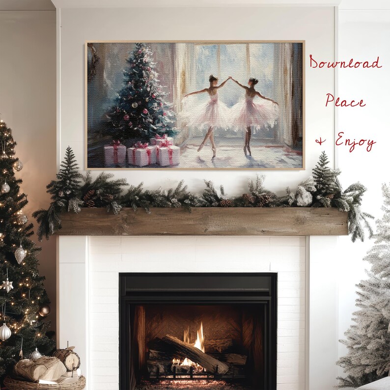 Puede incluir: Una pintura de dos bailarinas en tut&uacute;s rosas bailando frente a un &aacute;rbol de Navidad con regalos debajo. La pintura est&aacute; enmarcada y colgada en una pared blanca sobre una chimenea.
