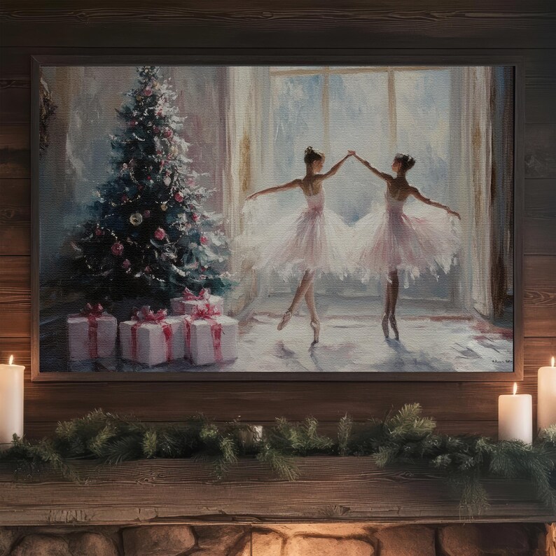 Puede incluir: Una pintura de dos bailarinas en tut&uacute;s blancos bailando frente a un &aacute;rbol de Navidad con regalos debajo. El fondo es una habitaci&oacute;n de color azul claro y blanco con una ventana.