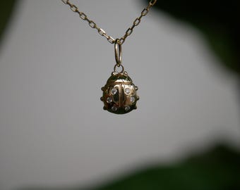 Charm de mariquita macizo de 14k