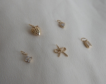 Dijes de oro macizo de 14 k: fresa, corazón, flor, lazo y moissanita de talla esmeralda.
