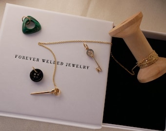 Charm de botón de oro macizo, Charm de aguja, Charm de costurera, Charm de botón de Coraline, Botón de Coraline, Ojos de botón, Charm de Taylor,