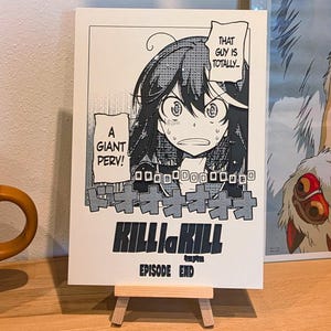 Kill la Kill 3D Manga Panel – „Gigantyczny zboczeniec!” Scena | 16 x 23 cm | Anime Wall Art z dołączoną drewnianą sztalugą | Ryuko Matoi Collectible