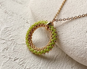 Collar colgante de cuentas de semillas chartreuse Colgante de cuentas redondas doradas Listo para enviar regalo por menos de 30 para mamá